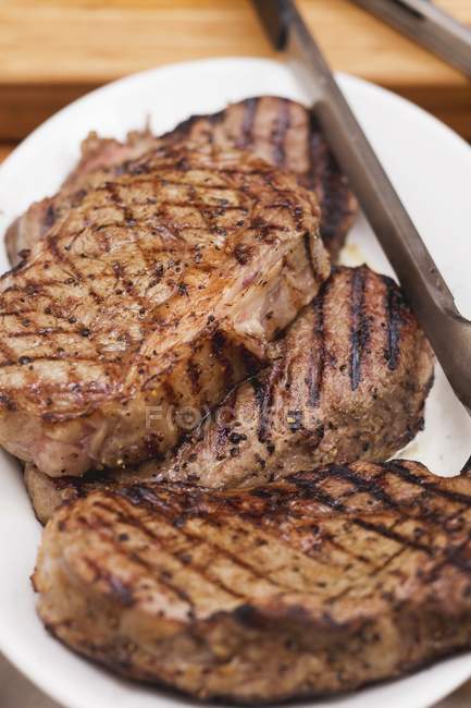 Steaks de boeuf grillés — Photo de stock