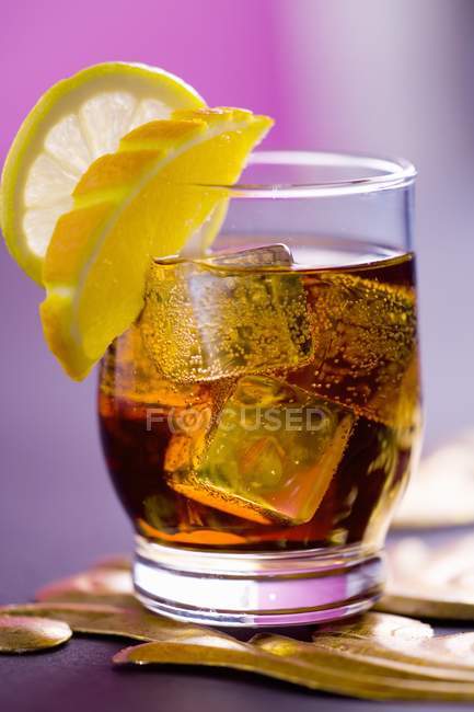 Vista de perto da bebida Hitchail com cubos de gelo, limão e fatias de laranja em vidro — Fotografia de Stock