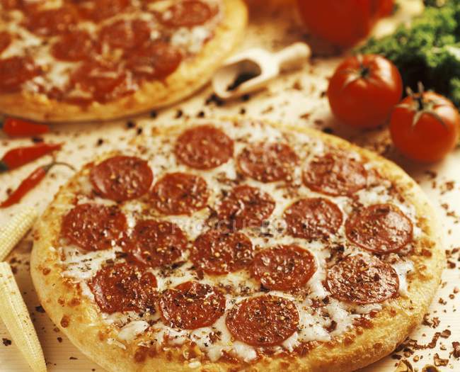 Gebackene Salami-Pizzen — Stockfoto