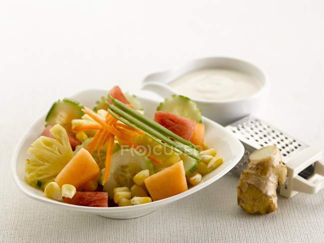 Змішаний фруктовий і овочевий салат , — стокове фото