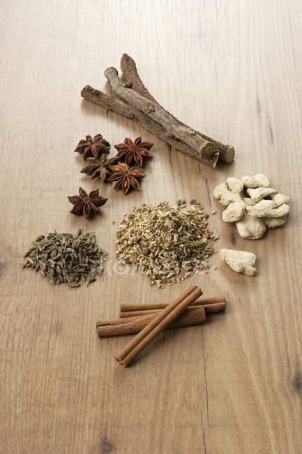 Ingrédients du thé sur surface en bois — Photo de stock