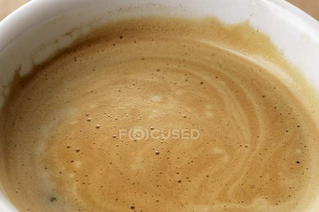 Vista de cerca de Caffe Crema en taza - foto de stock
