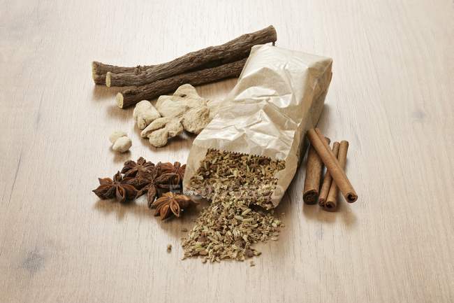 Ingredientes de té en superficie de madera - foto de stock