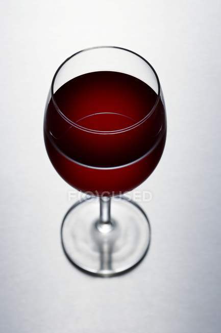 Copa con delicioso vino tinto - foto de stock