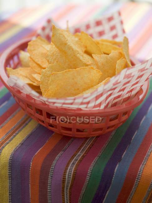 Chips de tortilla en cesta de plástico - foto de stock