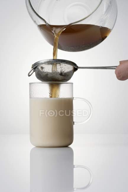 Напружуючи йог чай в скло — стокове фото