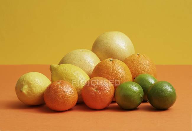 Verschiedene Zitrusfrüchte auf dem Tisch — Stockfoto