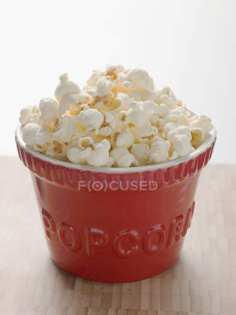 Popcorn dans un bol rouge — Photo de stock