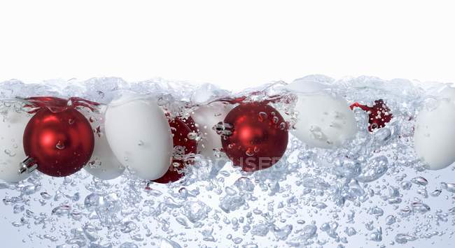 Huevos en agua burbujeante - foto de stock