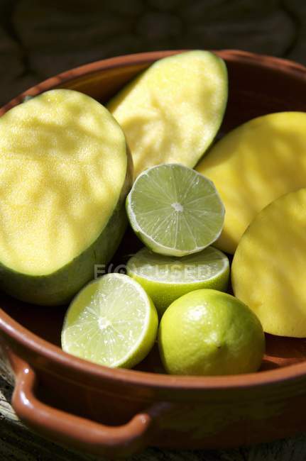 Fresh mangoes and limes — Stock Photo