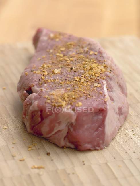 Steak de boeuf assaisonné — Photo de stock