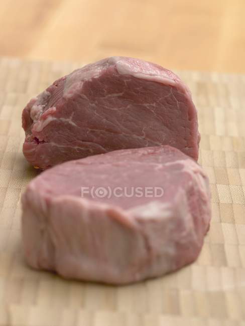 Medalhões de carne crua — Fotografia de Stock