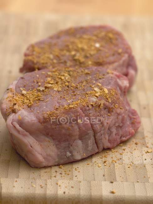 Medalhões de carne de bovino temperados — Fotografia de Stock