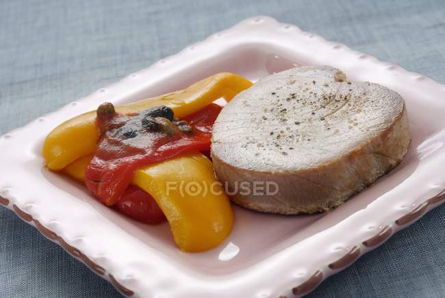 Tuna steak with peppers — Stock Photo