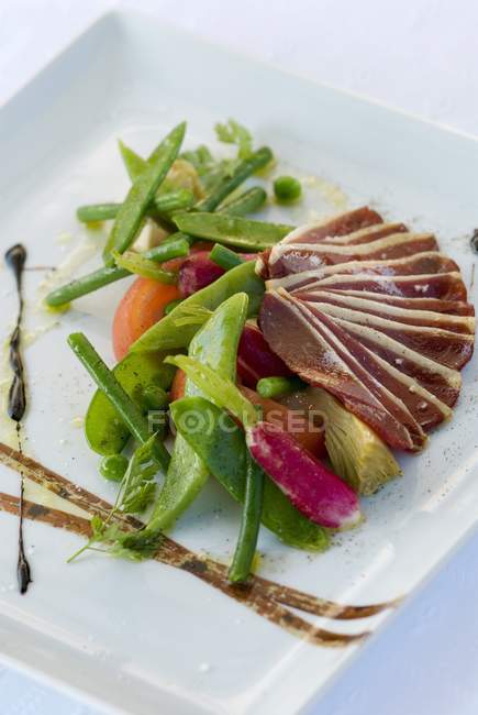 Vista close-up de peito de pato defumado com salada de legumes — Fotografia de Stock