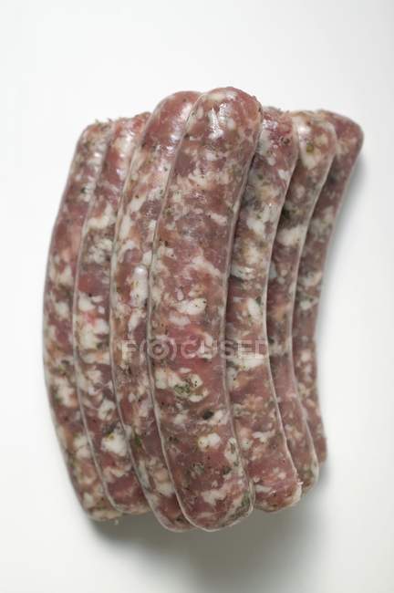 Сырая свиная колбаса — стоковое фото