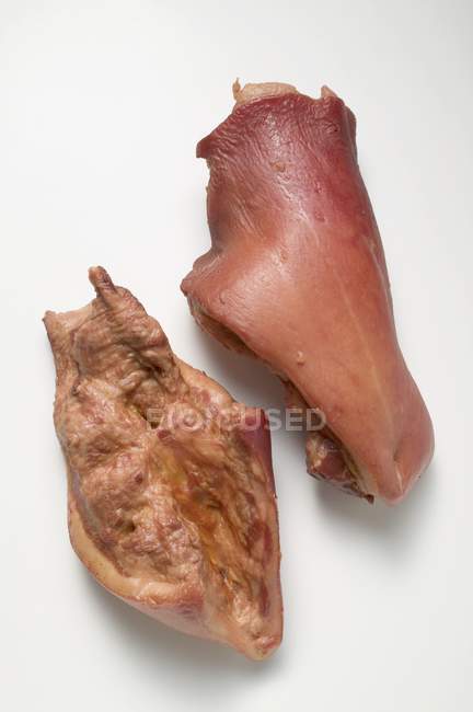 Вилікувані та смажені свинячі щоки — стокове фото