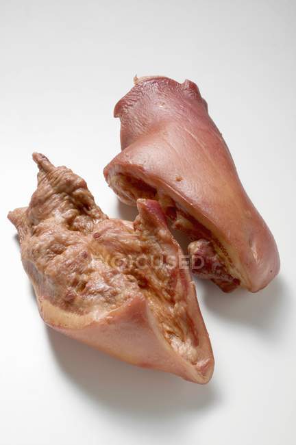 Вилікувані та смажені свинячі щоки — стокове фото