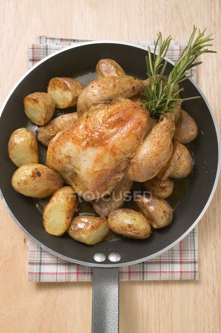 Pollo asado con patatas - foto de stock