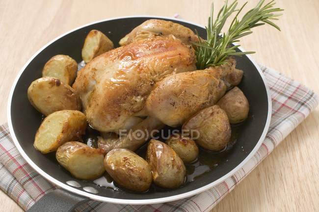 Pollo arrosto con patate — Foto stock
