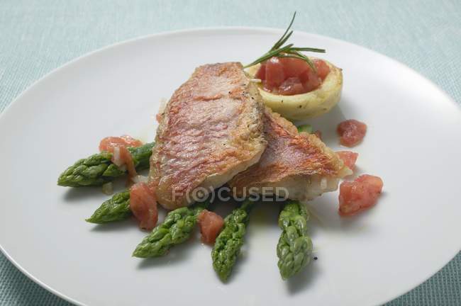 Fried red mullet fillets with asparagus — Stock Photo