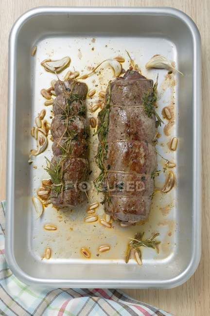 Roulades de carne asada con hierbas - foto de stock