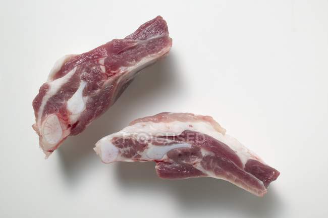 Costillas de carne cruda - foto de stock