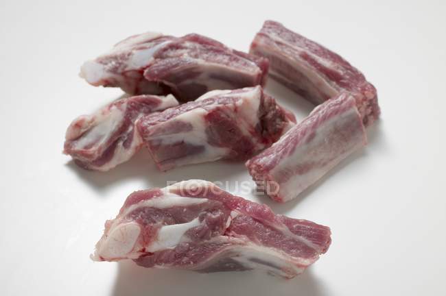 Costillas de carne cruda - foto de stock
