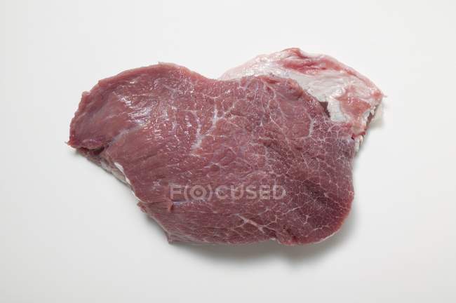 Fetta di carne di manzo cruda — Foto stock