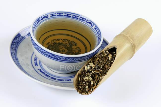 Beifuß-Kraut mit einer Tasse Tee — Stockfoto