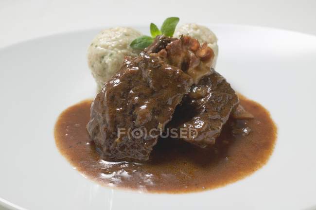 Goulash de carne de vaca com pão — Fotografia de Stock