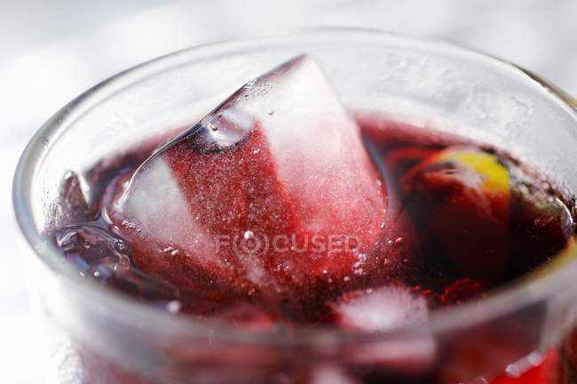 Succo di frutta rossa con cubetti di ghiaccio — Foto stock
