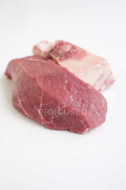 Trozo de carne cruda y hueso - foto de stock