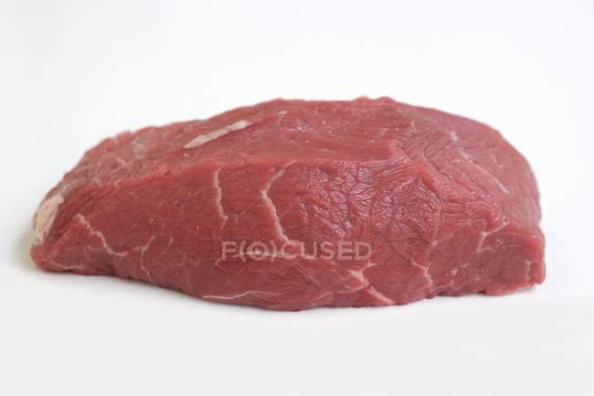 Trozo de carne de res cruda - foto de stock