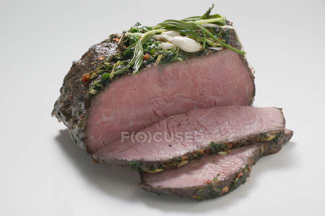 Carne asada parcialmente tallada - foto de stock
