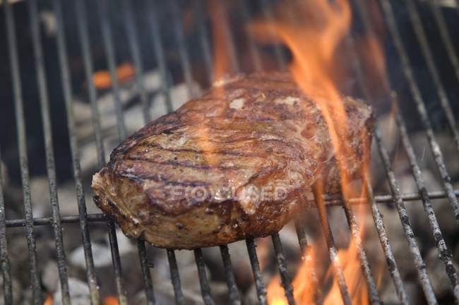 Steak de boeuf sur barbecue — Photo de stock