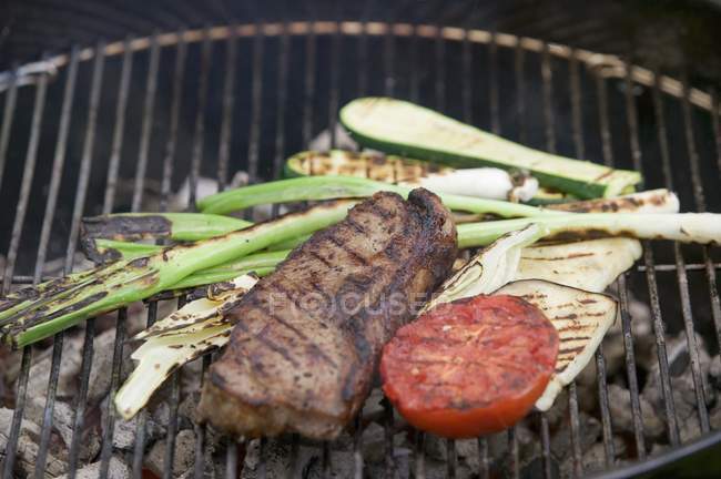 Steak de boeuf et légumes — Photo de stock