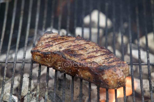 Carne de res en la barbacoa - foto de stock