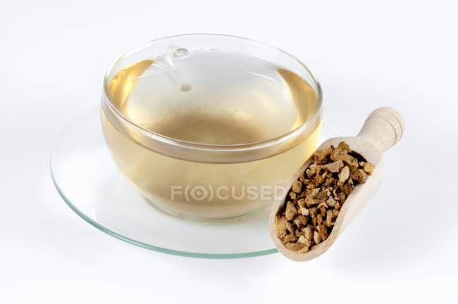 Чашка чаю з сушеним коренем горіхової трави — стокове фото