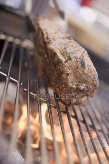 Barbecue avec feu extérieur — Photo de stock