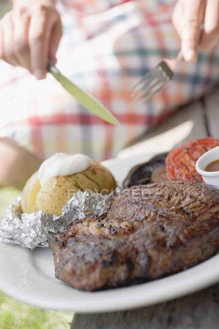 Femme mangeant du steak — Photo de stock