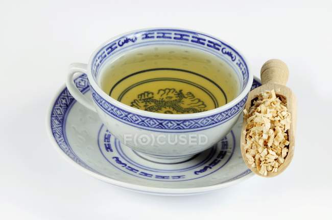 F  Cup of tea with mulberry root — Stock Photo
