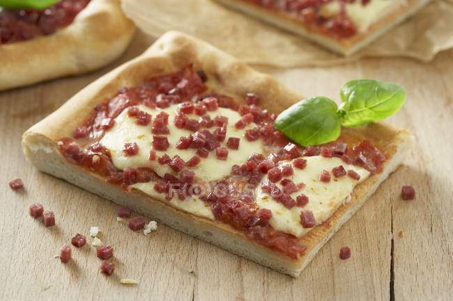 Salami tranché et pizza mozzarella — Photo de stock