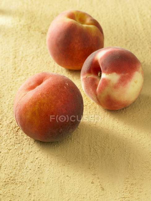 Три спелых персика — стоковое фото
