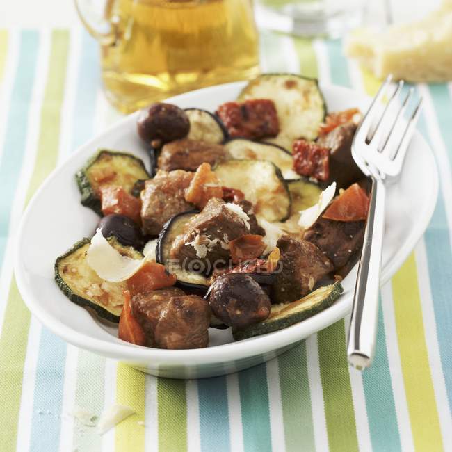 Pork with roasted vegetables on platter — Stock Photo
