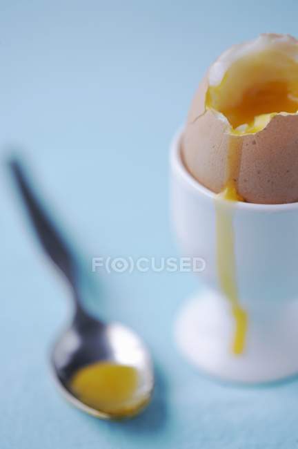 М'яке варене яйце в яєчній чашці — стокове фото