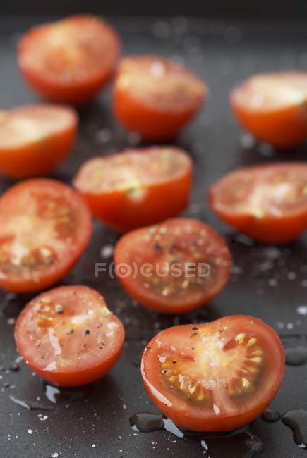 Tomates cerises saupoudrées de vinaigrette — Photo de stock