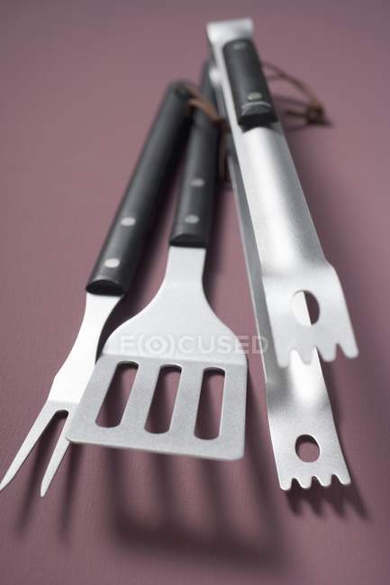 Close-up vista superior de ferramentas de churrasco na superfície marrom-claro — Fotografia de Stock