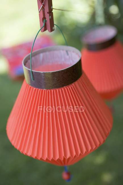 Vista diurna de coloridas linternas chinas en el jardín - foto de stock