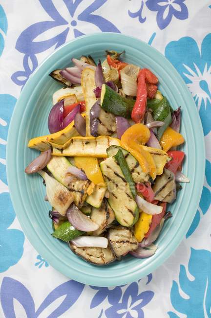Légumes grillés sur assiette bleue — Photo de stock